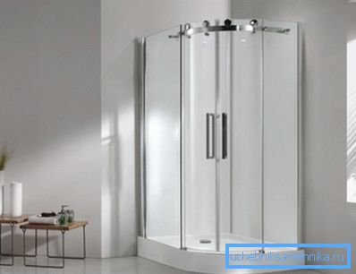 Tuš akrilni 100x100 sa malim podrumom u minimalističkom enterijeru Tuš akrilni 100x100 sa malim podrumom u minimalističkom enterijeru