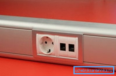 Aluminijumska pravougaona cev u unutrašnjosti sobe Aluminijumska pravougaona cev u unutrašnjosti sobe