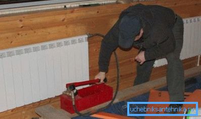 Uređaj se može povezati preko slavine Mayevsky do radijatora. Uređaj se može povezati preko slavine Mayevsky do radijatora.