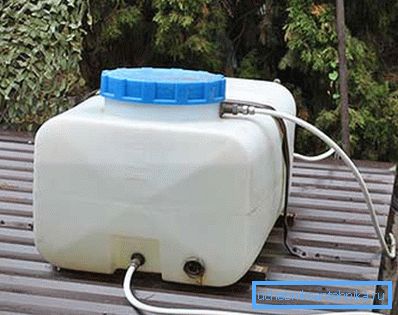 Tank na krovu letnjeg tuša. Tank na krovu letnjeg tuša.