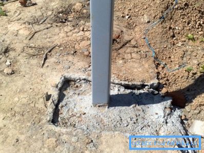 Betonirane police od čeličnih cijevi. Betonirane police od čeličnih cijevi.