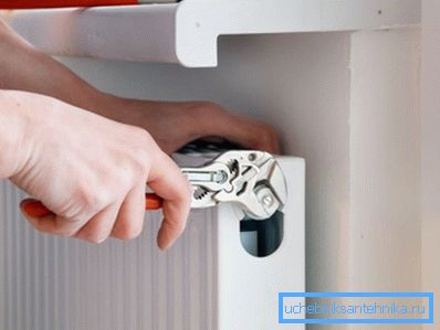 Bimetalni radijatori za grijanje sa donjim priključkom ugrađeni su u podzemne ili kablovske cijevi. Bimetalni radijatori za grijanje sa donjim priključkom ugrađeni su u podzemne ili kablovske cijevi.