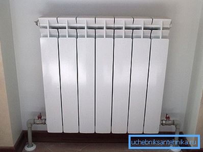 Bimetalni radijator sa donjim priključkom u unutrašnjosti sobe. Bimetalni radijator sa donjim priključkom u unutrašnjosti sobe.