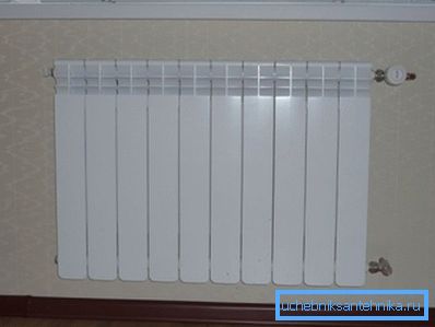 Bimetalni radijator ne izgleda ništa kao aluminijum, a unutar nje je i okvir čeličnih cijevi.