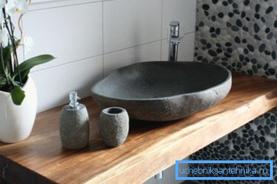 Plemenita kombinacija materijala od punog drveta i prirodnog kamena. Plemenita kombinacija materijala od punog drveta i prirodnog kamena.