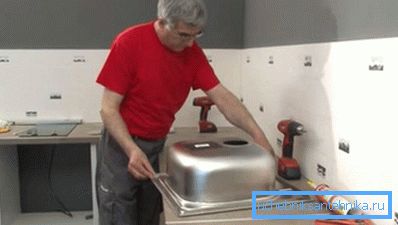 Na jeftinije su ponijevi poklopci od nerđajućeg čelika. Na jeftinije su ponijevi poklopci od nerđajućeg čelika.