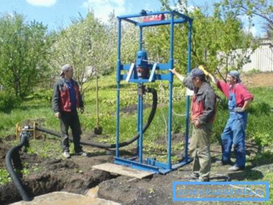 Tim specijalista vrši rotaciono bušenje vodovoda. Tim specijalista vrši rotaciono bušenje vodovoda.