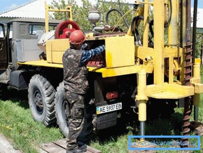 Bušilica postavljena na šasiju kamiona Bušilica postavljena na šasiju kamiona