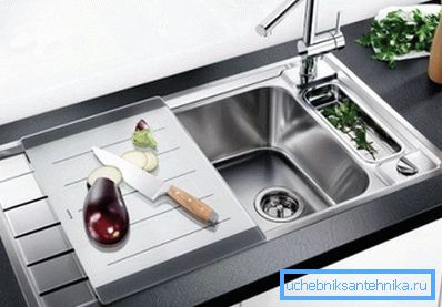 Čaša sa naseljenom i platformom. Čaša sa naseljenom i platformom.