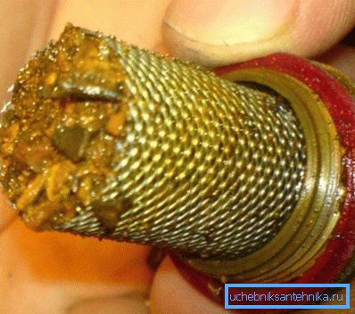 Posle određenog vremena, čak i grubi filter treba zameniti ili sprečiti, jer to utiče na pritisak u sistemu. Posle određenog vremena, čak i grubi filter treba zameniti ili sprečiti, jer to utiče na pritisak u sistemu.