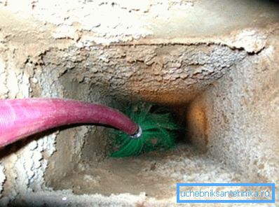 Čišćenje ventilacije u stambenoj zgradi četkom Čišćenje ventilacije u stambenoj zgradi četkom