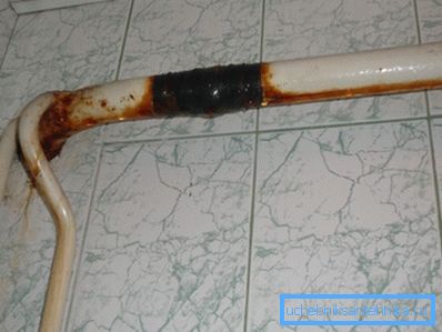 Prekomerna kondenzacija dovodi do rđe na površini cevi. Prekomerna kondenzacija dovodi do rđe na površini cevi.