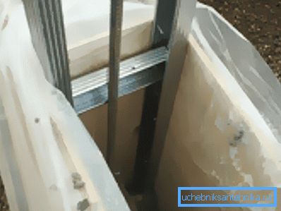 Da bi se sprečilo da se voda iz rastvora apsorbuje u oplatu i zemlju, koristimo polietilen. Da bi se sprečilo da se voda iz rastvora apsorbuje u oplatu i zemlju, koristimo polietilen.