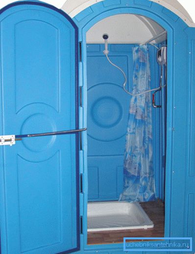Državni ili građevinski tuš je neophodan kako bi se obezbedila higijena u mestima gde se javljaju poteškoće