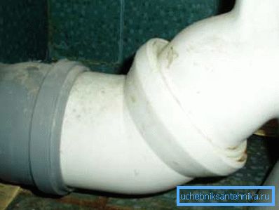 Čak i blago odstupanje može ukloniti zaptivu guma i izazvati vlažnost i čak curenje sa svakim ispiranjem vode iz rezervoara.