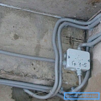 Čak i unutrašnja instalacija mora biti izvedena na način koji stvara najveću moguću zapreminu i sprečava ulazak vlage u unutrašnjost cijevi tokom rada. Čak i unutrašnja instalacija mora biti izvedena na način koji stvara najveću moguću zapreminu i sprečava ulazak vlage u unutrašnjost cijevi tokom rada.