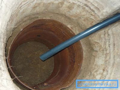 Napravimo odvod iz plastične cevi. Napravimo odvod iz plastične cevi.