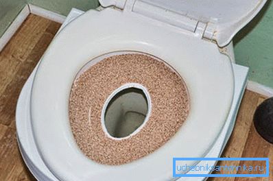 Napravimo malu rupu u plastici. Napravimo malu rupu u plastici.