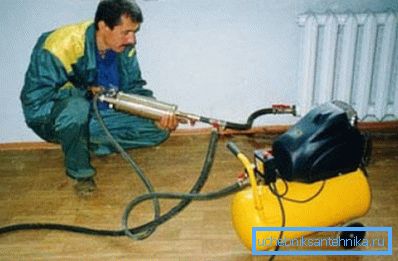 Prikazana je jedinica za pnevmatično-hidrauličko ispiranje. Prikazana je jedinica za pnevmatično-hidrauličko ispiranje.