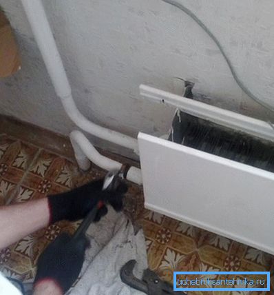 Rasklapanje starog radijatora ključem Rasklapanje starog radijatora ključem