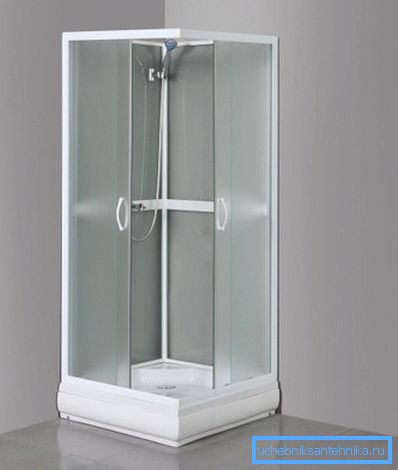 Jeftini krovni tuševi imaju minimalne funkcije.