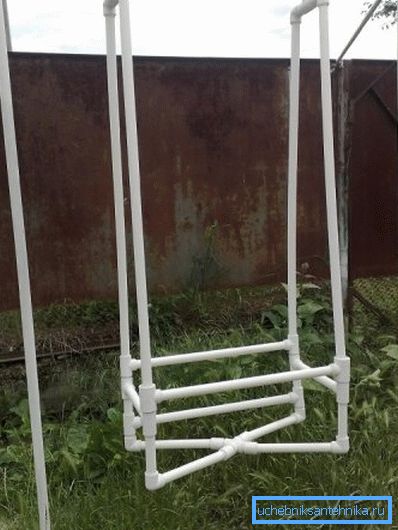 Dječiji swing, prikupljen iz takvog materijala, može izgledati još jači i pouzdaniji od sličnih dizajna fabričke proizvodnje