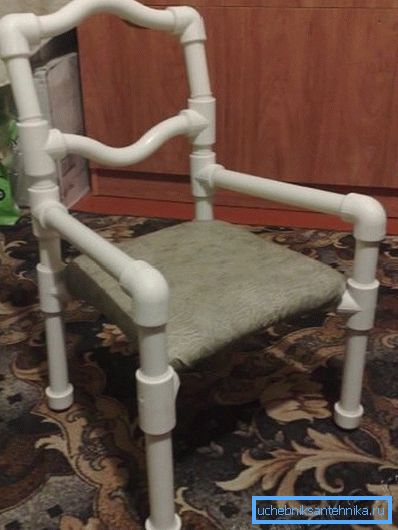 Dječija stolica iz cevi od polipropilena sastavljena je na uobičajenoj opremi.