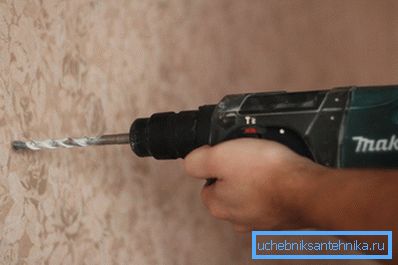 Za pravljenje rupa u zidu bolje je koristiti udarac
