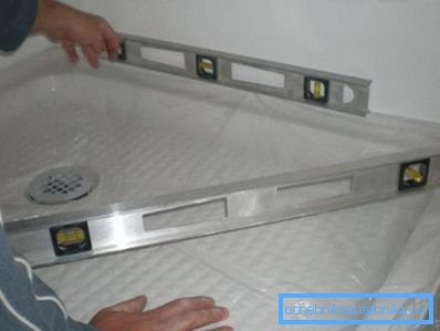 Koristite nivo zgrade za instalaciju. Koristite nivo zgrade za instalaciju.