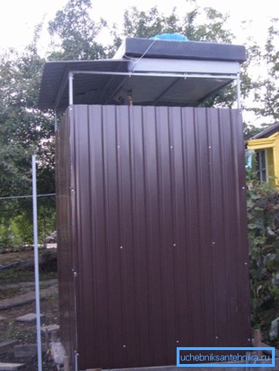 Tuš kabina na dacha Tuš kabina na dacha