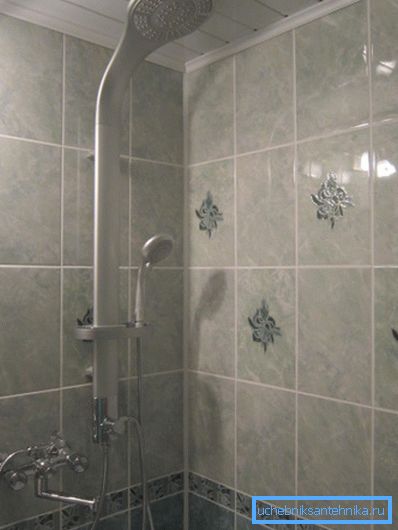 Tuš sistem sa tuš kišom i mikserom u stanu Tuš sistem sa tuš kišom i mikserom u stanu