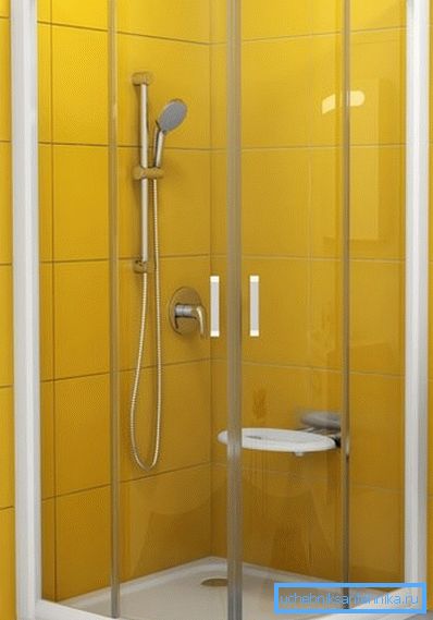 Tuš ugao 100x100 cm opremljen s sedištem