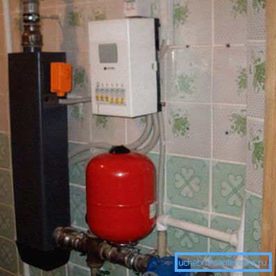 Električni kotlovi su gotovo uvek zidna oprema i istovremeno imaju i najmanju dimenziju. Električni kotlovi su gotovo uvek zidna oprema i istovremeno imaju i najmanju dimenziju.