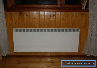 Električni konvektor u unutrašnjosti vikendice Električni konvektor u unutrašnjosti vikendice