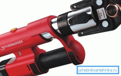 Elektro-hidraulični uređaj sa pričvršćenim rukavom Elektro-hidraulični uređaj sa pričvršćenim rukavom