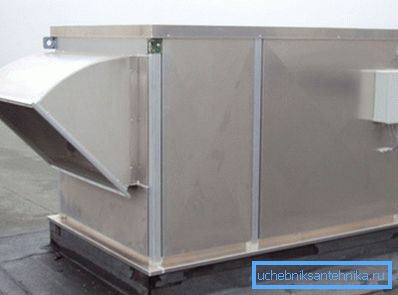 Elementi ventilacije na krovu administrativne zgrade. Elementi ventilacije na krovu administrativne zgrade.