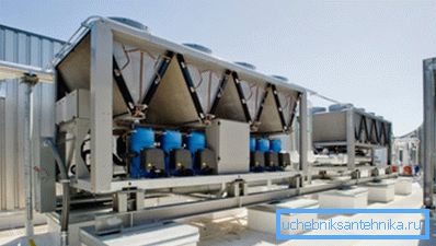 Elementi HVAC sistema postavljeni su na krov zgrade. Elementi HVAC sistema postavljeni su na krov zgrade.