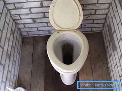Druga varijanta najjednostavnijeg dizajna keramičke WC školjke, koja se nedavno nije koristila Druga varijanta najjednostavnijeg dizajna keramičke WC školjke, koja se nedavno nije koristila