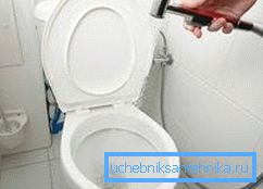 Drugo interesantno rešenje je ugradnja mini tuš kabina kao bide, može se pričvrstiti na umivaonik za umivanje i dodatne komunikacije naočara neće biti potrebne