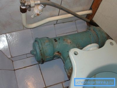 Ako ukupna težina spremnika sa vodom pada na uši toaleta, pre ili kasnije će to dovesti do prirodnog finala. Ako ukupna težina spremnika sa vodom pada na uši toaleta, pre ili kasnije će to dovesti do prirodnog finala.