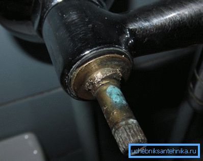 Ako ste probali sve metode, ali ipak, slavina osovinice se ne odvija, ostaje samo da se pažljivo bušira na kraju i razbije delove iz miksera Ako ste probali sve metode, ali ipak, slavina osovinice se ne odvija, ostaje samo da se pažljivo bušira na kraju i razbije delove iz miksera
