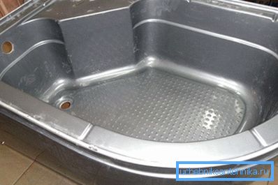 Takođe postoje metalni proizvodi obloženi zaštitnim sredstvima koji sprečavaju štetne efekte vode. Takođe postoje metalni proizvodi obloženi zaštitnim sredstvima koji sprečavaju štetne efekte vode.