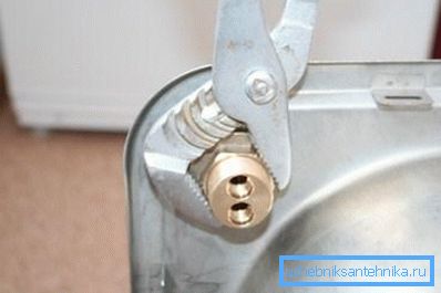 Fiksirana sa unutrašnje strane stezne matice Fiksirana sa unutrašnje strane stezne matice