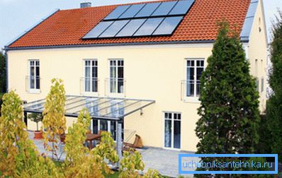 Fotografije kuće, na krovu čiji su instalirani solarni kolektori Fotografije kuće, na krovu čiji su instalirani solarni kolektori