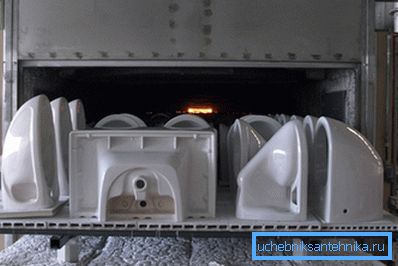 Fotografija lončenih sudova spremno za kilovanje