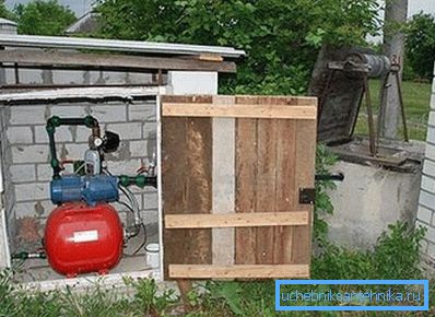 Fotografija pumpe koja se nalazi u zadnjoj prostoriji, koja je sagrađena specijalno za tu svrhu u blizini bunara. Fotografija pumpe koja se nalazi u zadnjoj prostoriji, koja je sagrađena specijalno za tu svrhu u blizini bunara.