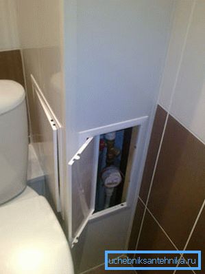 Foto plastična kutija u toaletu