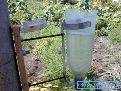 Fotoaparat u zemlji plastične bočice. Fotoaparat u zemlji plastične bočice.