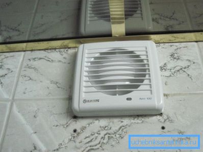 Slika ventilatora instaliranog u kupatilu Slika ventilatora instaliranog u kupatilu