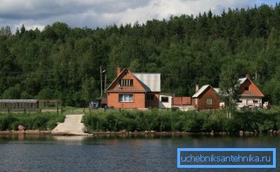Fotografija vikendice pored reke Fotografija vikendice pored reke